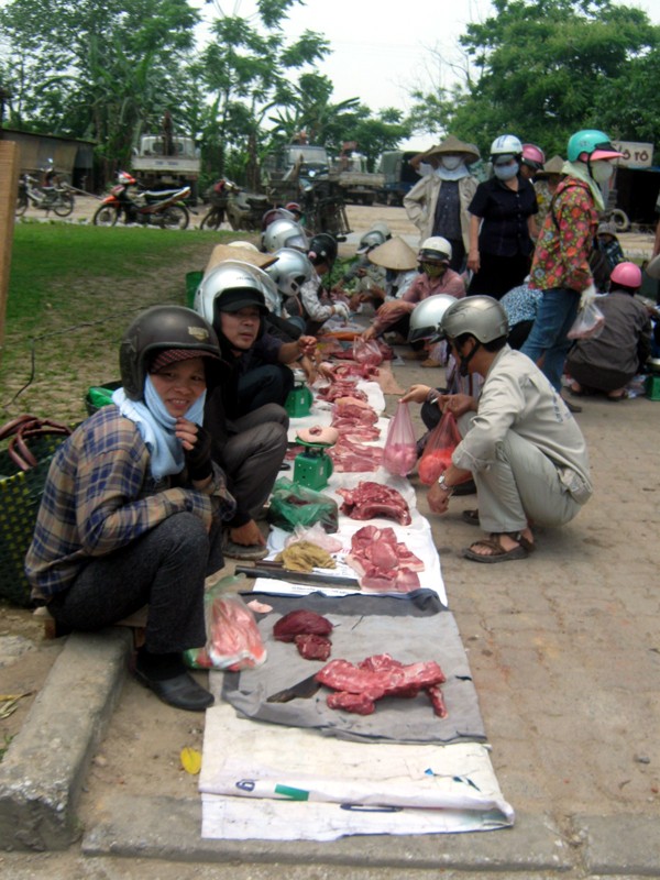 "Phiên chợ" thịt ôi dưới gầm cầu Thăng Long (Hà Nội) này chỉ bán vào khoảng 11h30 đến 12h trưa. Sở dĩ có thời gian như vậy là bởi các loại thịt lợn ở đây là thịt lợn ế được mang về từ những chợ khác trong thành phố.